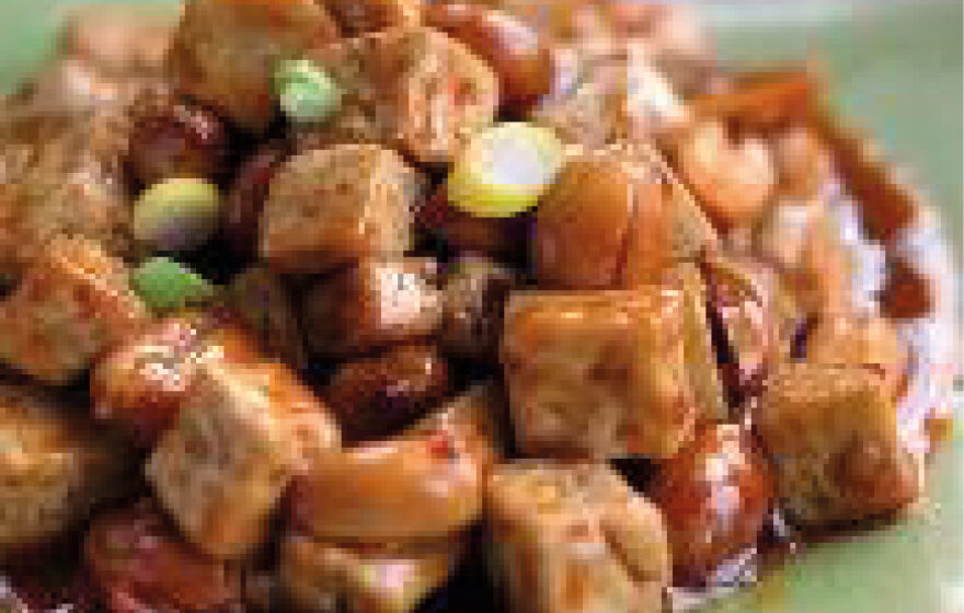 Drooggebakken tofu in Kong Pao saus met pinda's