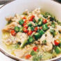 Gekookte kikkerbillen in speciale Sichuan groente chilipeper saus