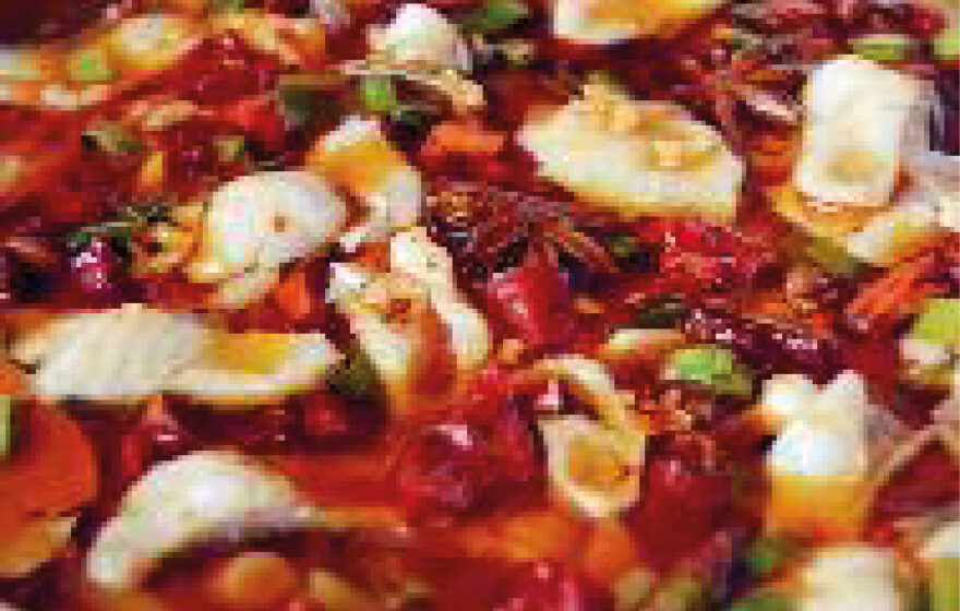 Gekookte zeebaars met pepers in chilisaus
