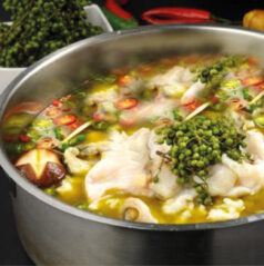Gekookte zeebaars met speciale Sichuan groente chilipeper pot