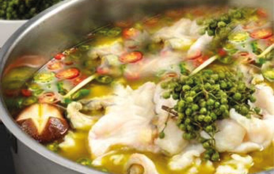 Gekookte zeebaars met speciale Sichuan groente chilipeper pot