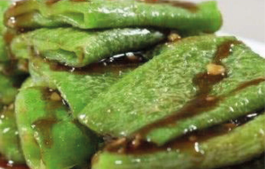 Pan-gebakken groene chilipeper met sojasaus