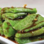 Pan-gebakken groene chilipeper met sojasaus