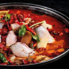 Pittige zeebaars pot met chilipepers