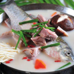 Vis en lamssoep pot